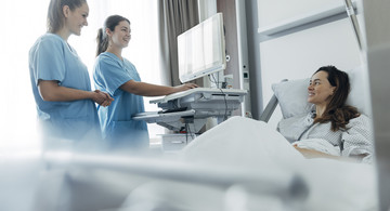 Pflegerinnen und Patientin